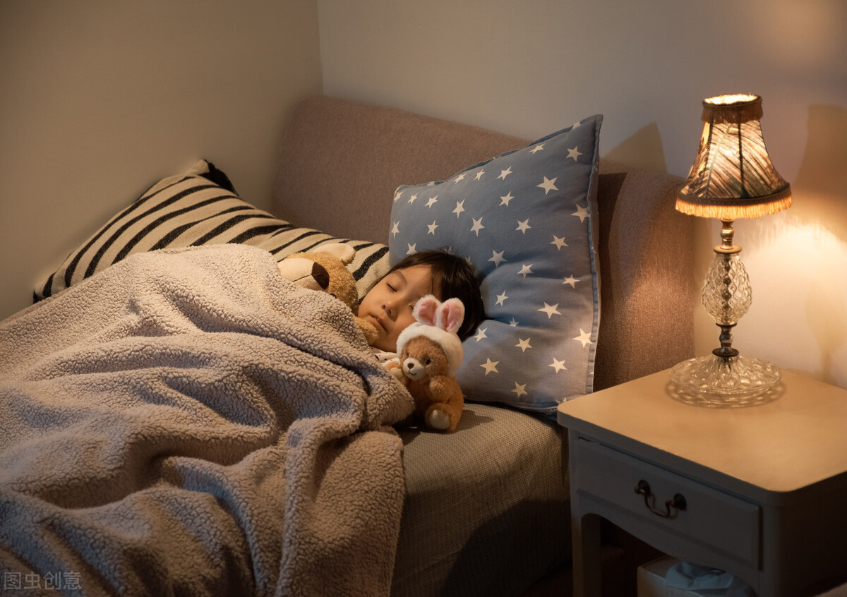 睡觉时突发抽搐什么病,睡觉突然抽搐身体发出的死亡信号