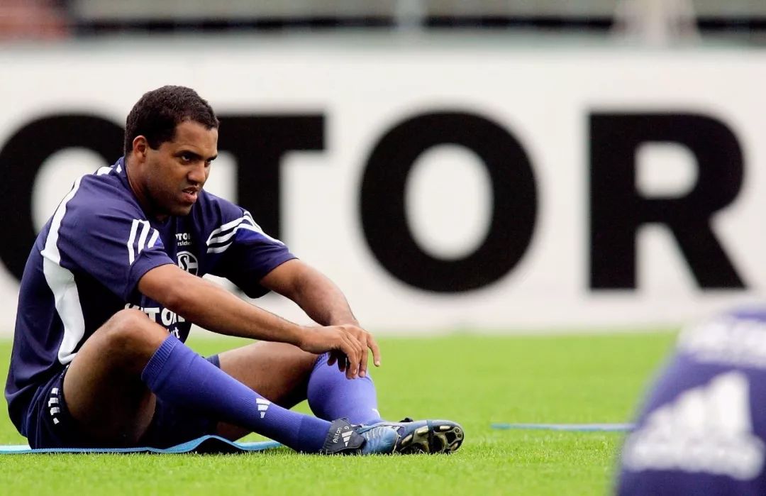 他被誉为“球形闪电”，曾夺欧洲银靴奖，可惜只是昙花一现