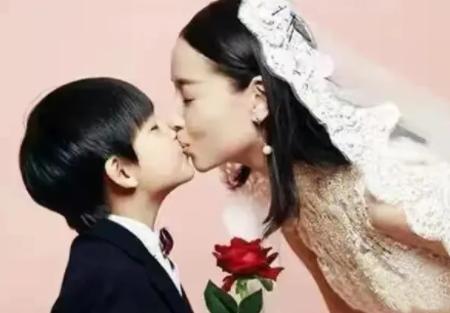 儿子高中天天黏着妈妈,孩子十几岁了却总是黏着妈妈