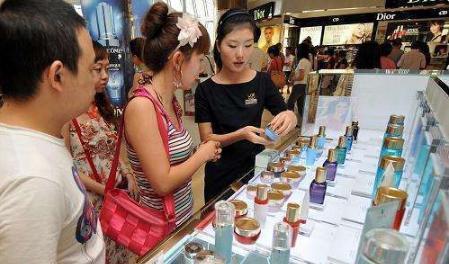 护肤柜姐怼刁钻顾客,化妆品柜姐服务态度实拍