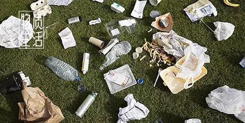 家里找不到垃圾桶,床边没有垃圾桶