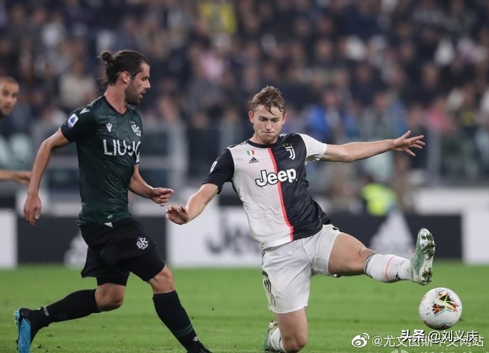 足球下意识手球动作分析,足球的手球规则与最新规则