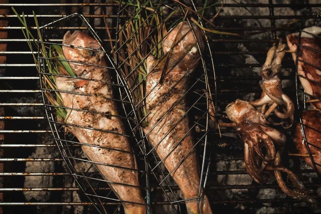 他把工作丢着，专找美景荒地吃饭：这是一天最好的时候