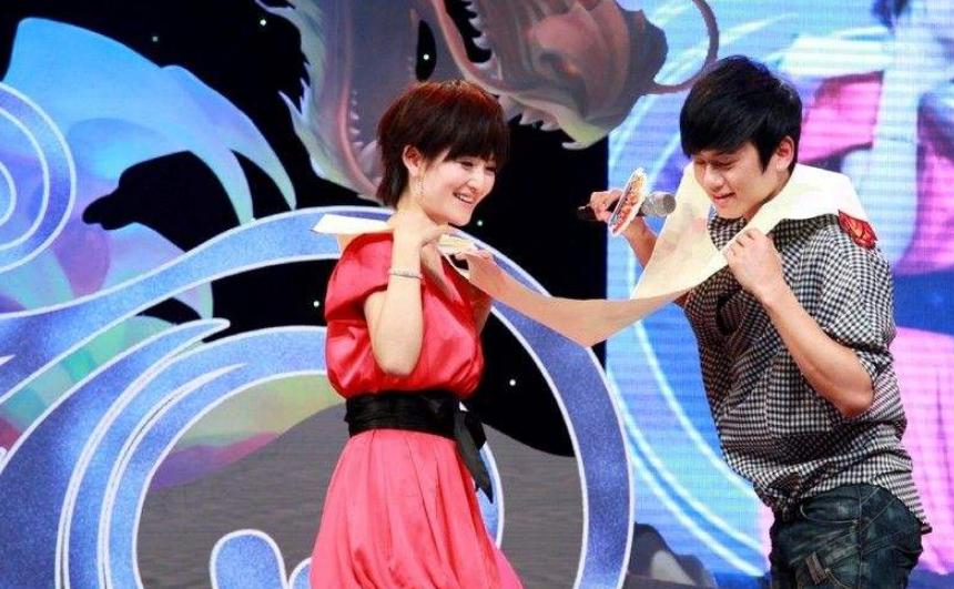 张杰唱歌忘词怎么解决,张杰演唱会忘词粉丝秒变提词器