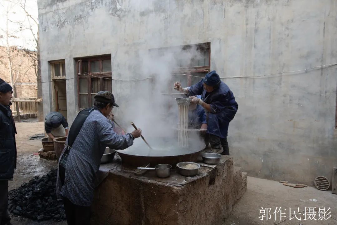 山东漏粉条的过程视频,漏瓢式粉条制作技术视频