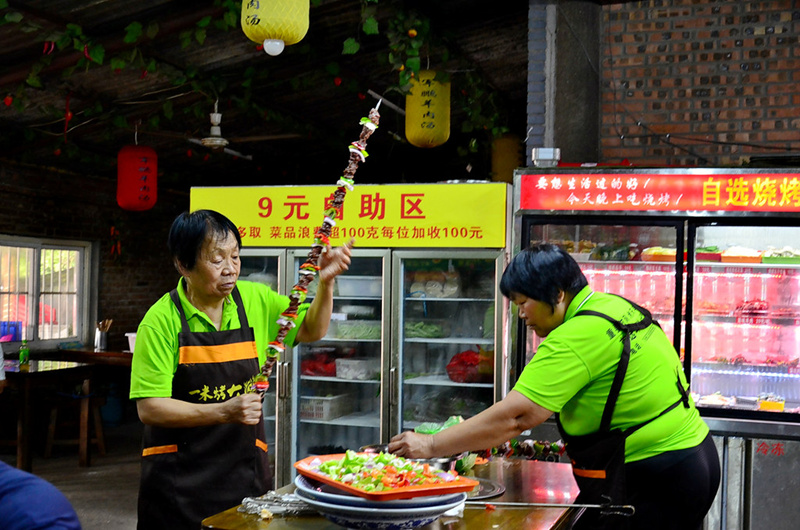 吉利网红美食打卡地军鹏烤全羊一米烤大串欢迎您