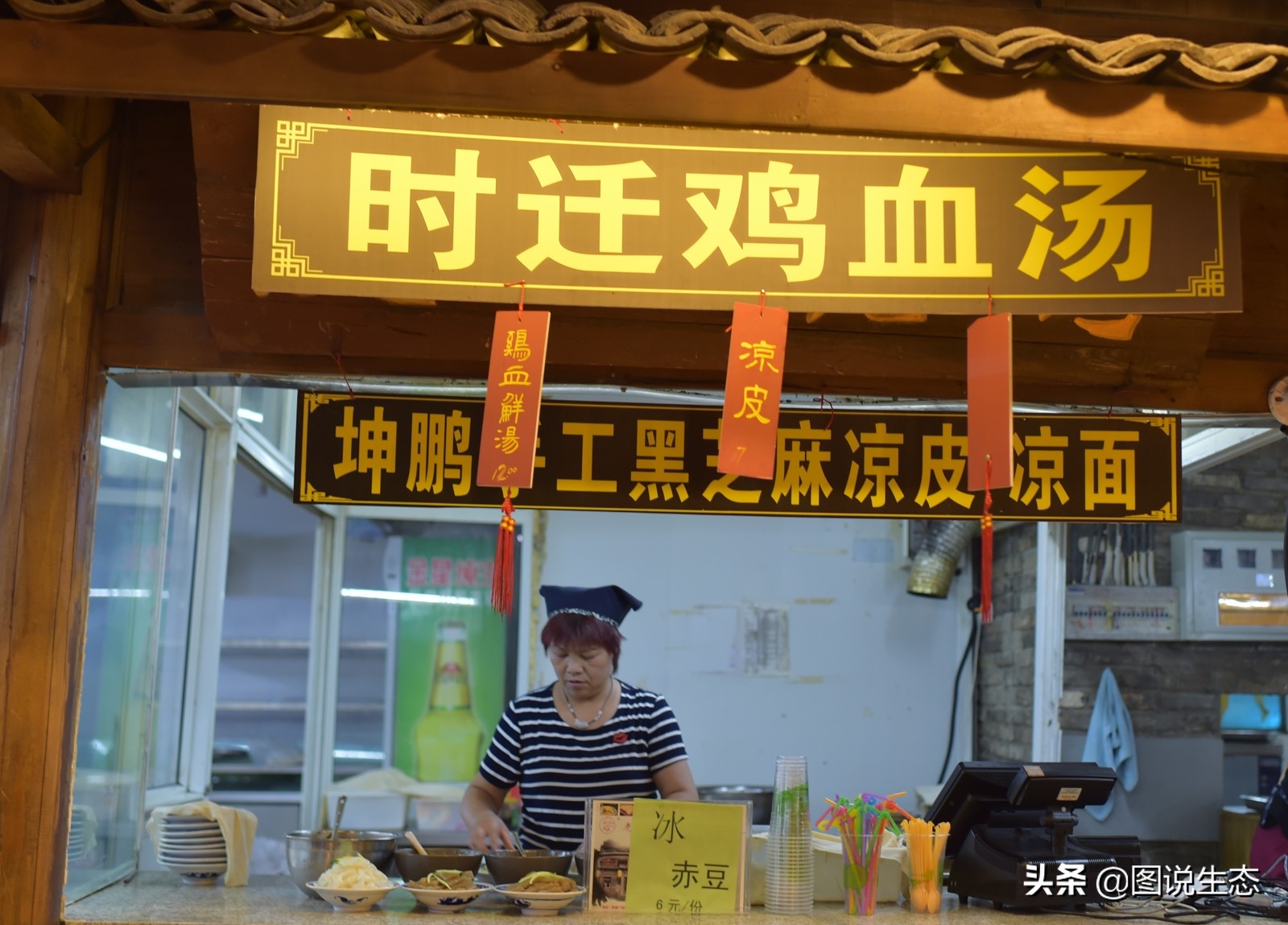 华灯初上，开封香飘夜空，叫卖声、欢笑声构成夜市版的清明上河图