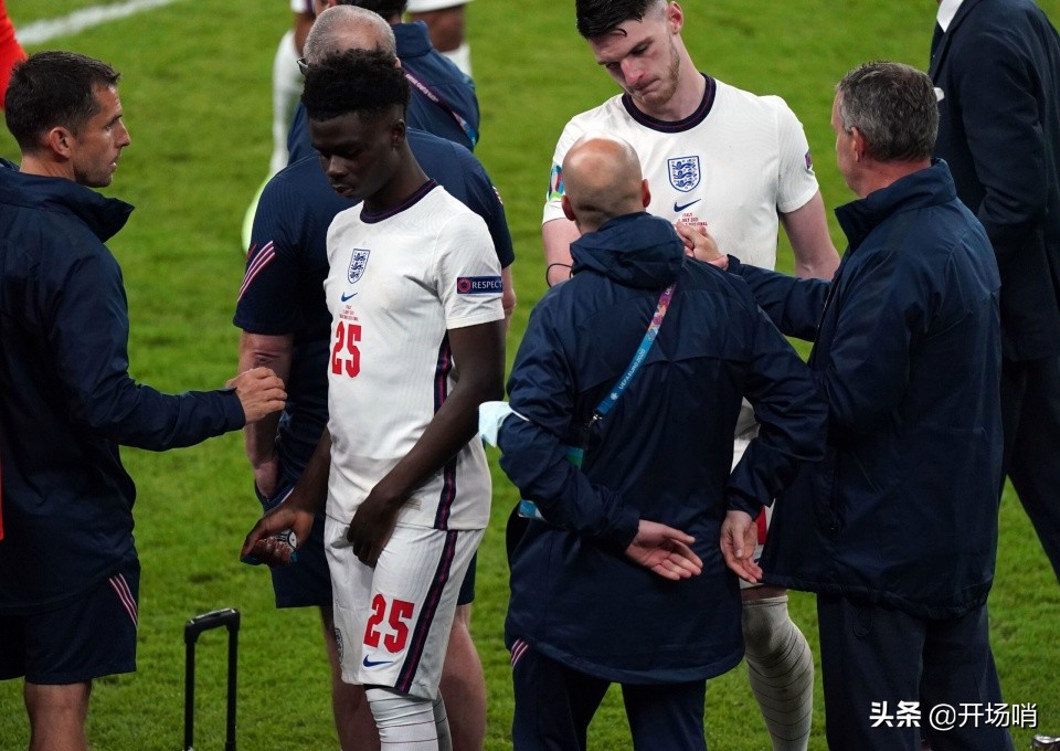 球迷评价萨卡,英格兰球迷遭批评