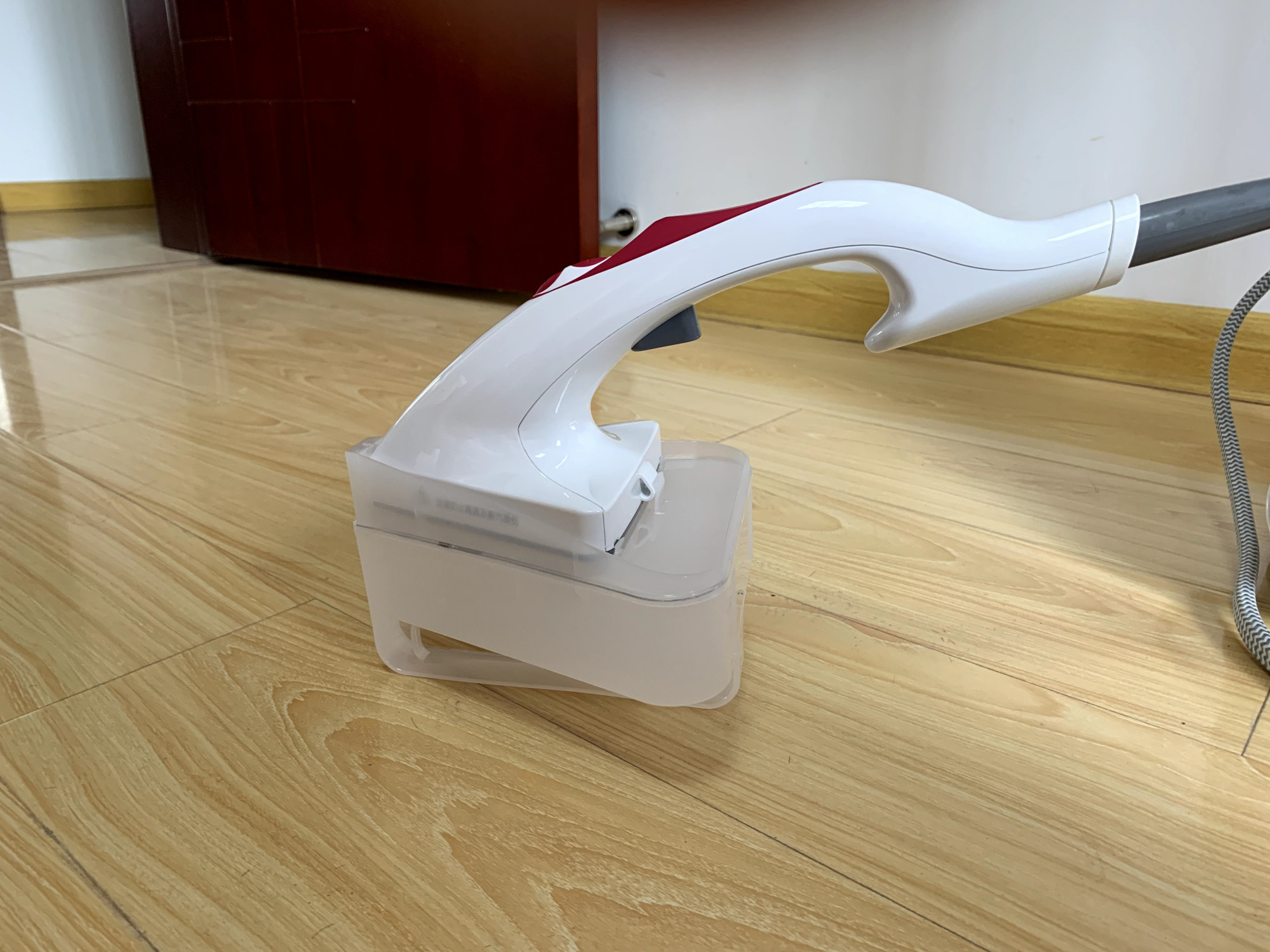 卓力挂烫机熨烫时流水,戴森蒸汽熨烫机