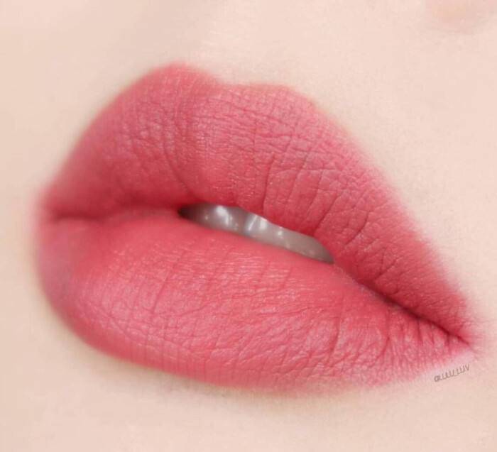 口红推荐涂上非常滋润非常光滑,再贵的口红涂了质感也不好