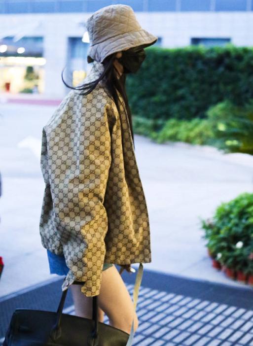 杨幂“超模腿”生图真绝了！小腿大腿竟然一般粗，简直瘦得太夸张