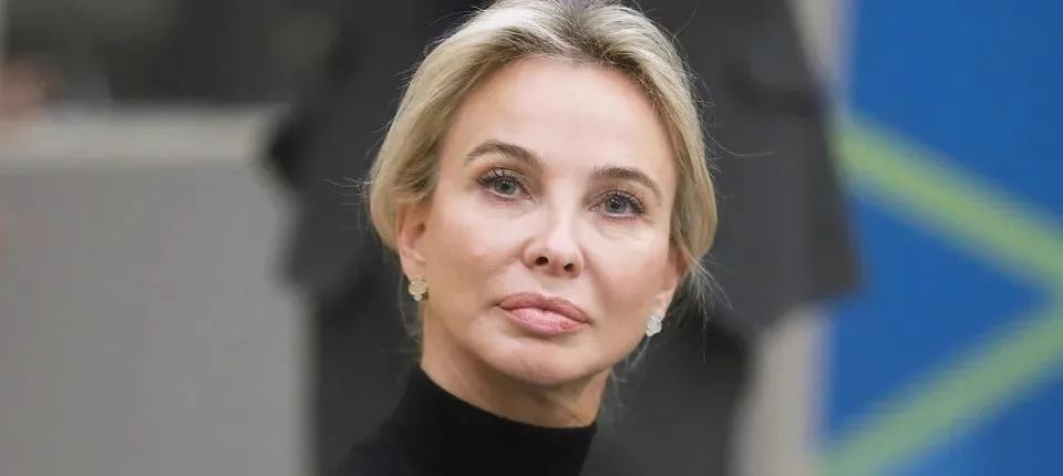 “在逃国王”卡洛斯：傀儡王子、最帅国王，拥有至少1500位*妇情**