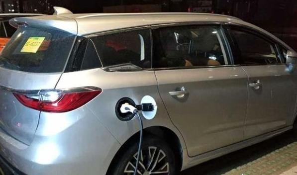 比亚迪m6手动2.4和自动2.4区别,为什么比亚迪m6停产了