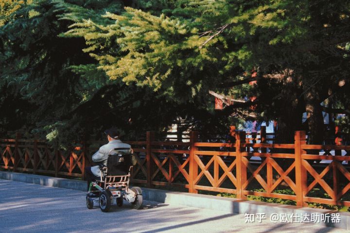 40岁听力在多少分贝,耳聋40-50分贝戴助听器有用吗