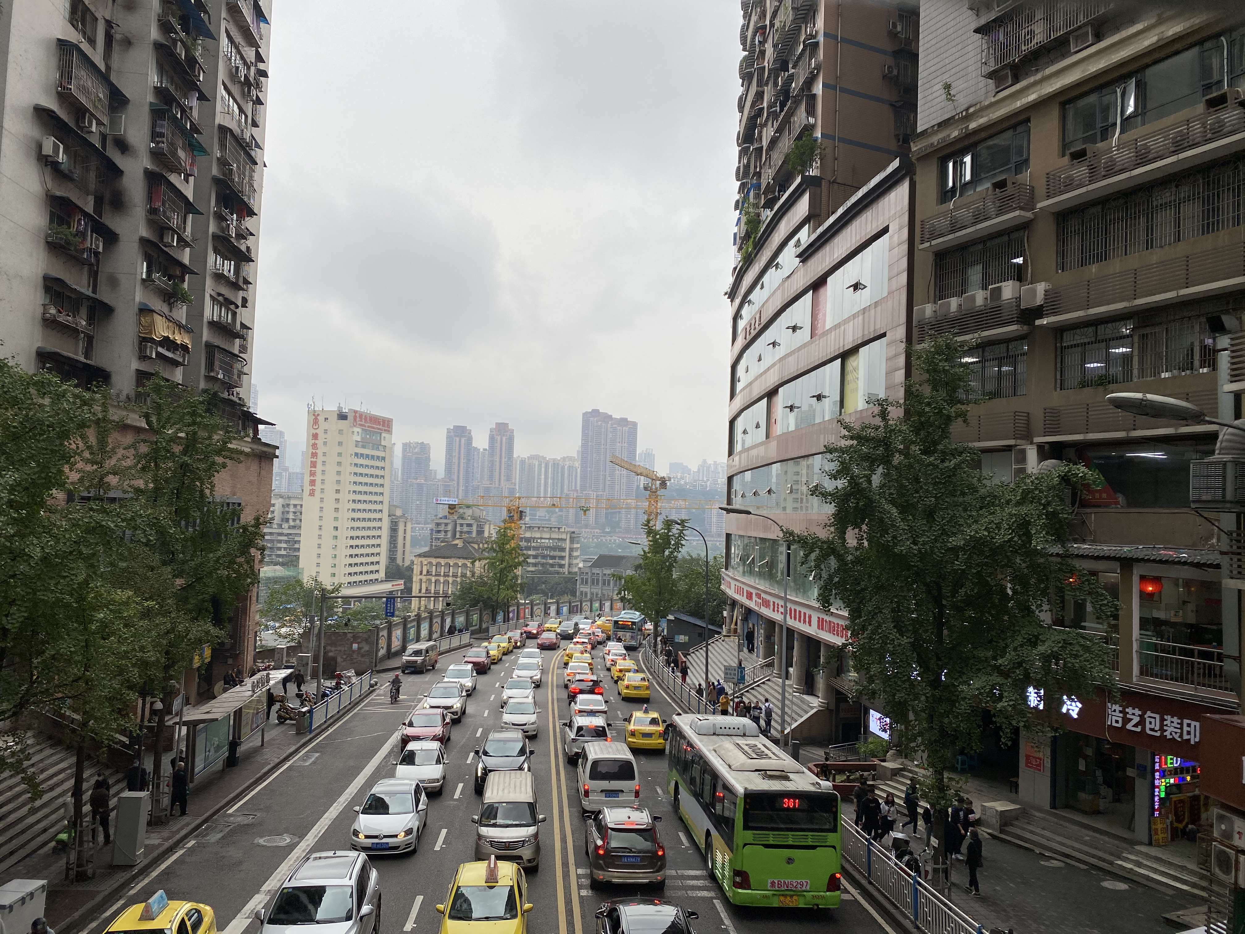 重庆出租车司机带客吃火锅,重庆出租车司机的路有多复杂