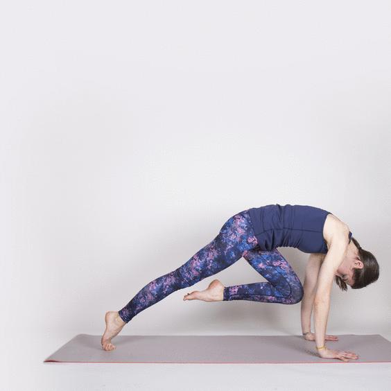 瑜伽瘦肚子最有效的动作,瘦肚子丰胸最快的动作床上瑜伽