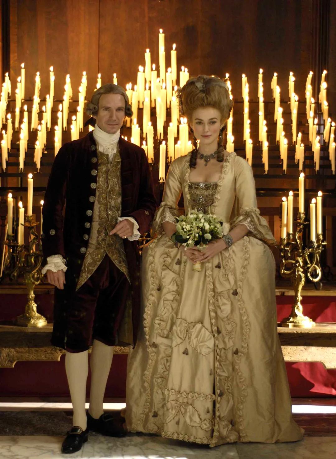 在家也穿正装,在家也天天穿校服