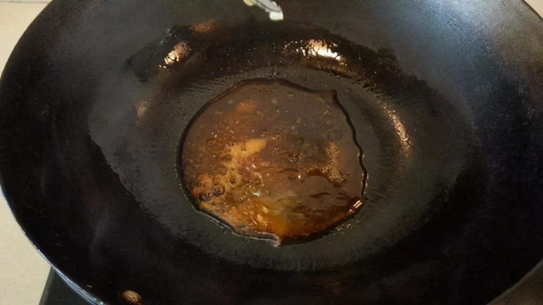 做红烧肉用白糖炒糖色还是冰糖好,炒糖色用白糖教程