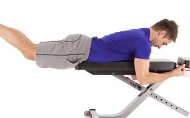 俯卧床上练臀部最好的动作,俯卧直腿的训练方法