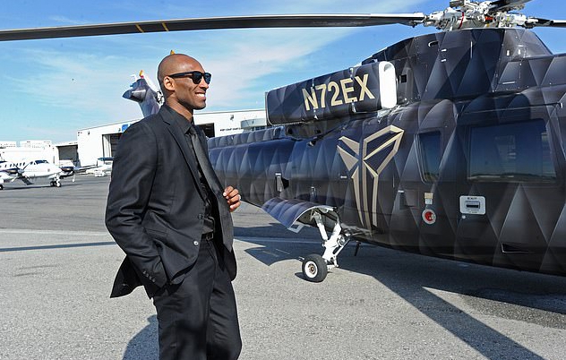 篮球巨星科比空难身亡，所乘直升机身披黑曼巴涂装，内饰豪华奢侈