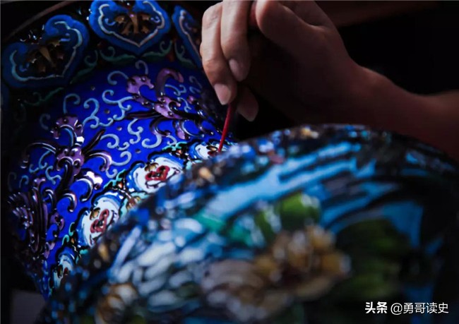 北京有哪三宝？景泰蓝，象牙雕，北京烤鸭呱呱叫