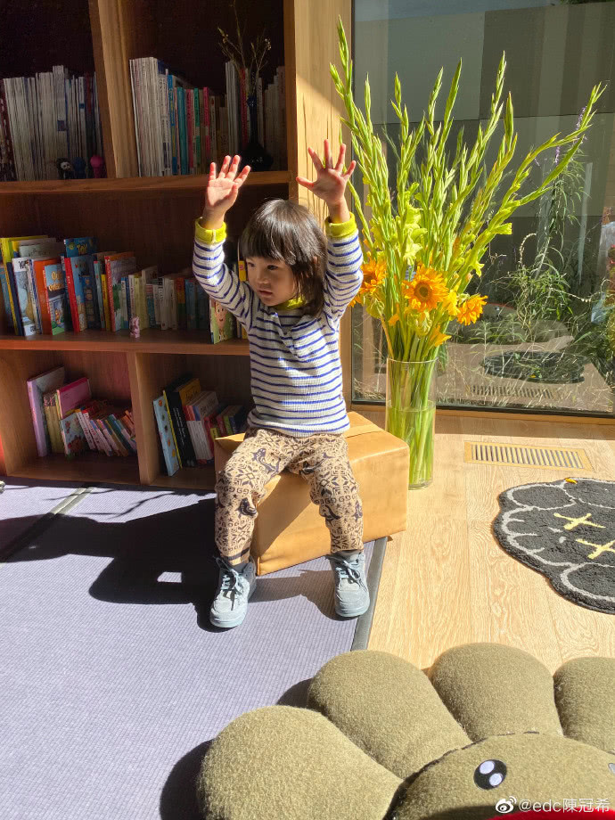 陈冠希晒女儿同框,陈冠希晒女儿萌照简直是其翻版