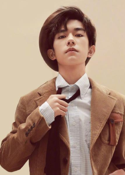 易烊千玺穿睡衣开演唱会六周年,易烊千玺红与白舞台白衣跳舞