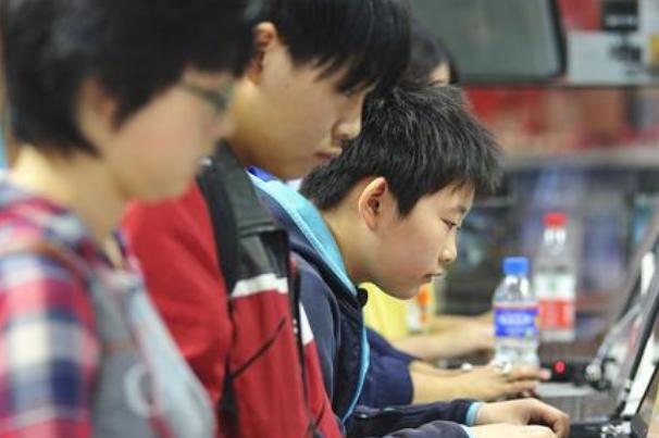 小孩玩手机扣了很多钱怎么教育,怎么防止孩子玩手机被扣费