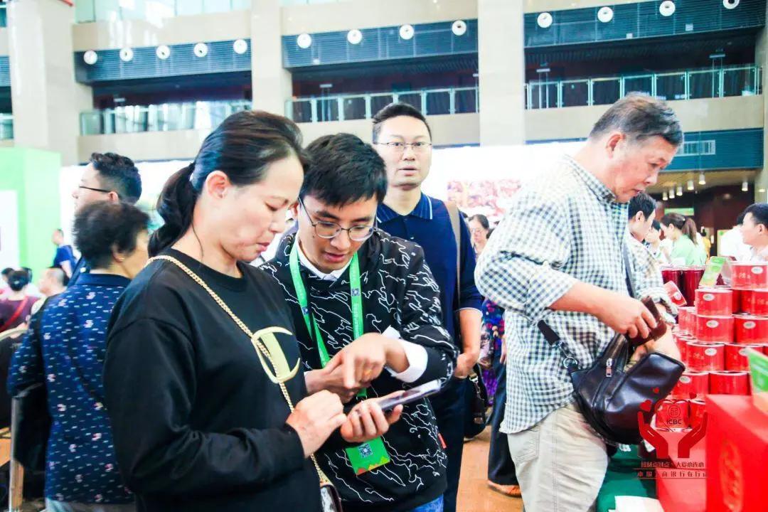 30岁小伙下乡创业7万元自己当老板,97年小伙返乡卖特产带动200人就业