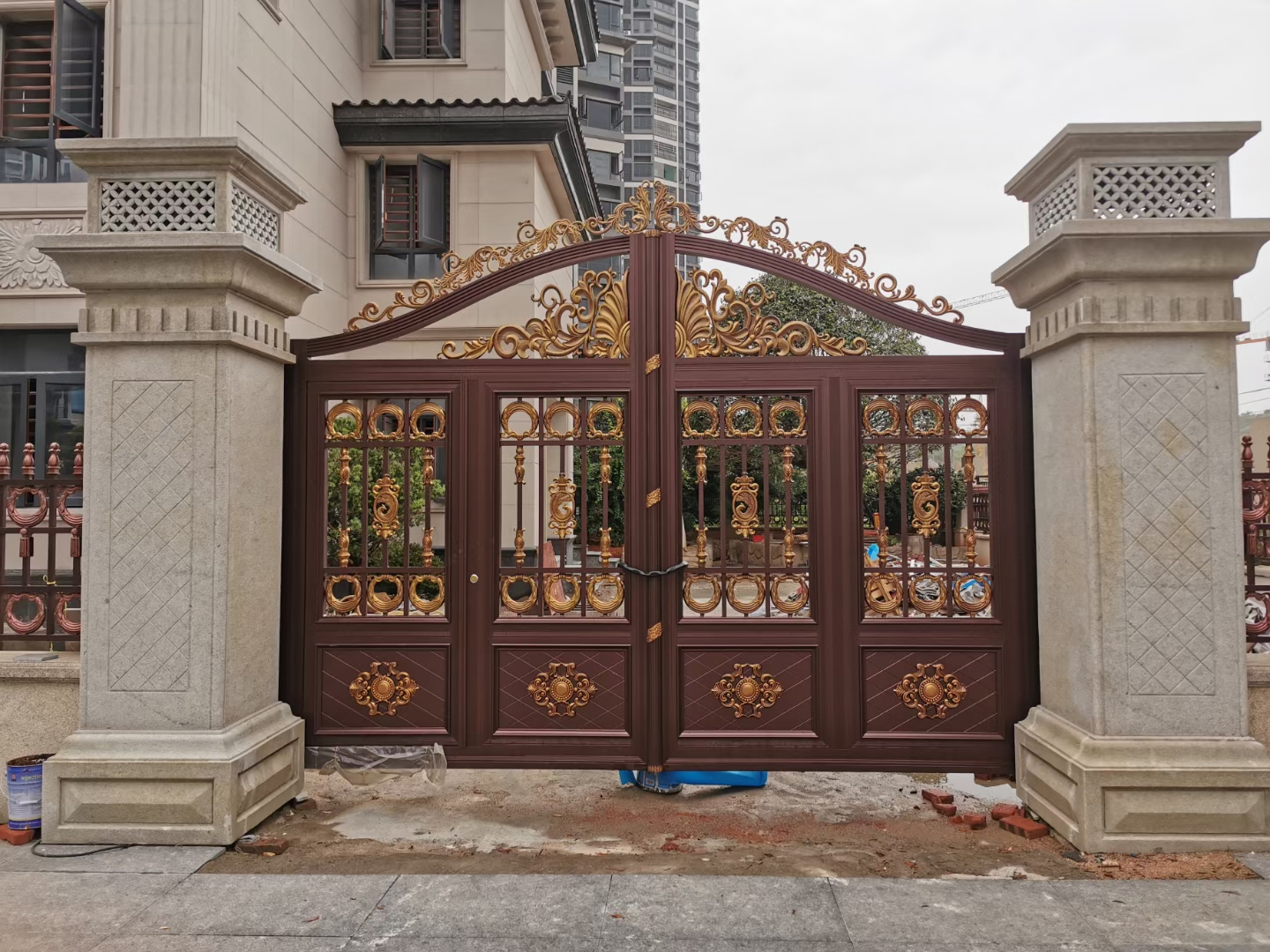 双开铝艺大门安装,双开铝艺大门