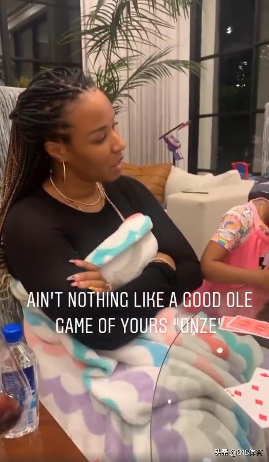 詹皇祖孙3代共进晚餐！开2瓶葡萄酒庆祝，餐后陪老丈人打扑克不来钱