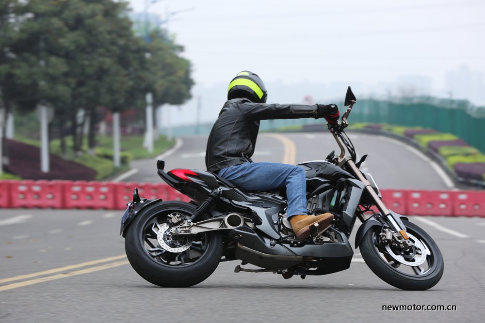 升仕310V试驾/多图：舒适好骑的运动太子车，标配ABS，全LED灯具