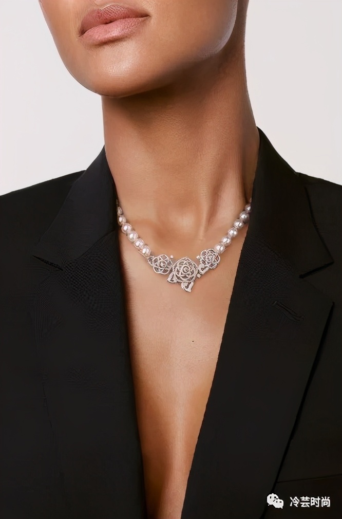 项链的活动扣佩戴方法,项链的佩戴要讲究八大搭配技巧