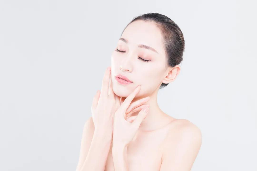 皮肤缺水用护肤品刺痛是怎么回事,护肤的时候皮肤有刺痛感怎么回事