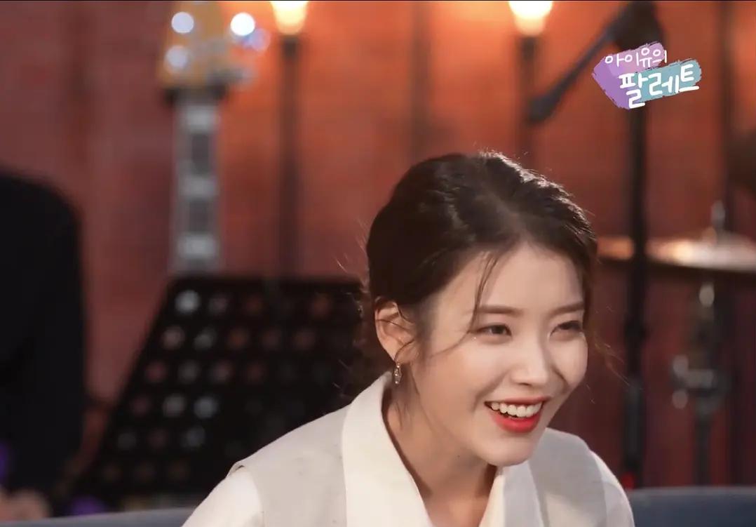 IU新照曝光:牙龈变紫,嘴包不住牙,唇部丰满到越来越像金泫雅