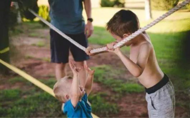 土耳其少女古灵精怪利用牛奶瓶巧拍飞机飞行画面,来学下拍照