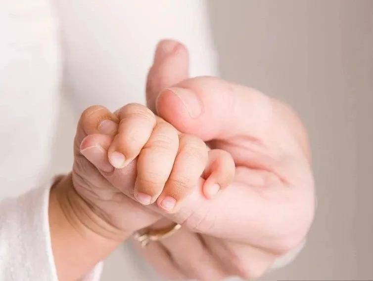 小孩子指甲从根部脱落是怎么回事,孩子手足口病后指甲脱落怎么回事