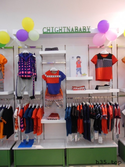 最新童装店双门头装修效果图,童装店怎么装修才有顾客