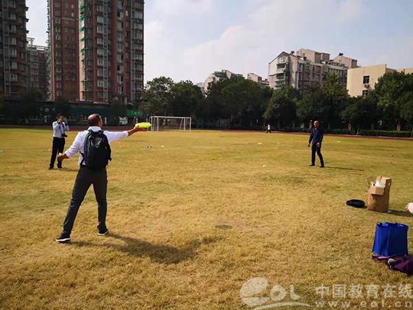 如何在校园里“玩转”飞盘？景华中学用行动告诉你