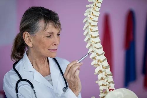 孩子时常有挑眉、耸肩的坏习惯，家长有必要喝止并纠正吗？