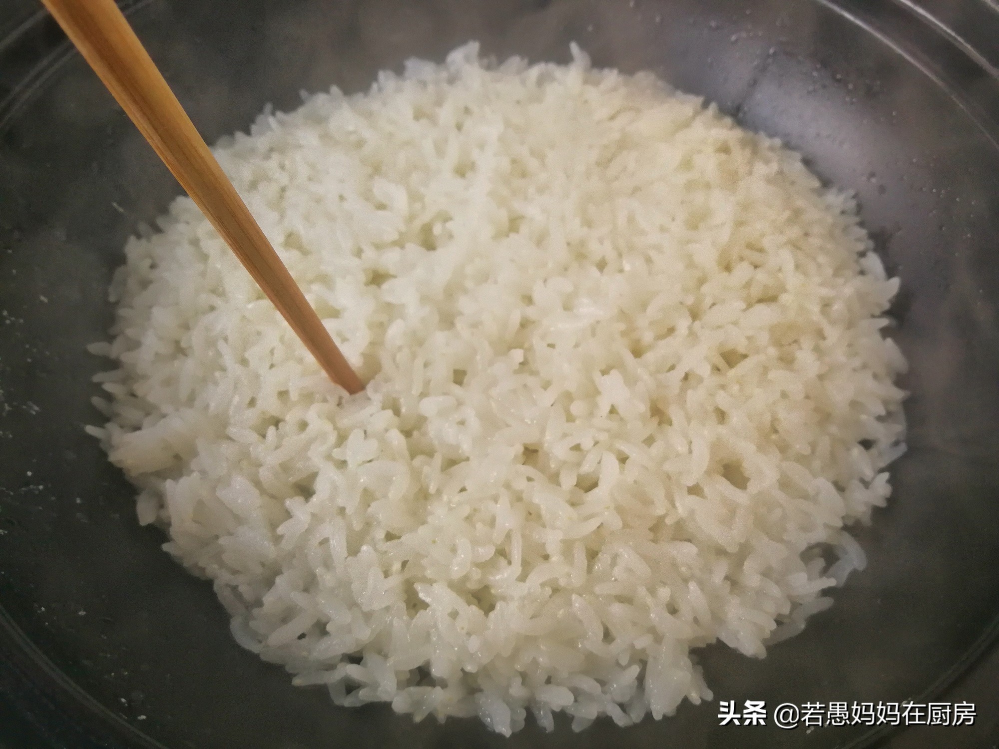 如何在家做锅巴煲仔饭,煲仔饭最快做好锅巴的方法