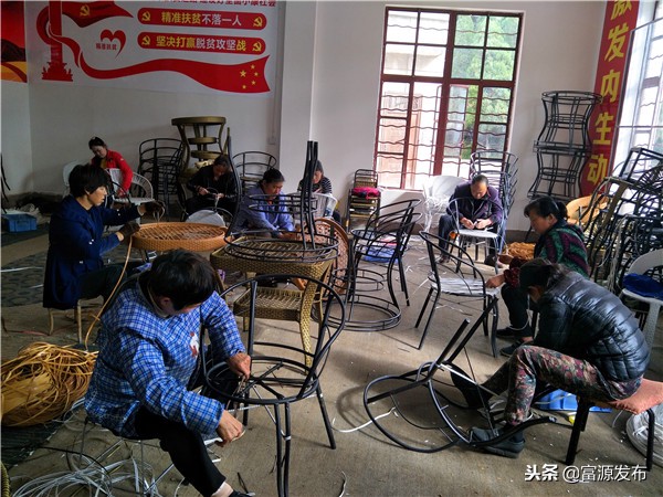 “扶贫工厂”进村,挣钱顾家两不误