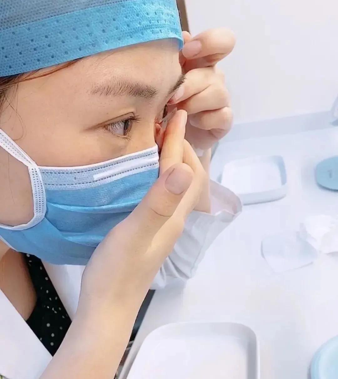 摘隐形眼镜有什么好方法吗,隐形眼镜怎样摘