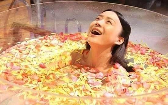 女星“洗澡”照片曝光,原本我们看到的香艳镜头,都是拍摄的套路