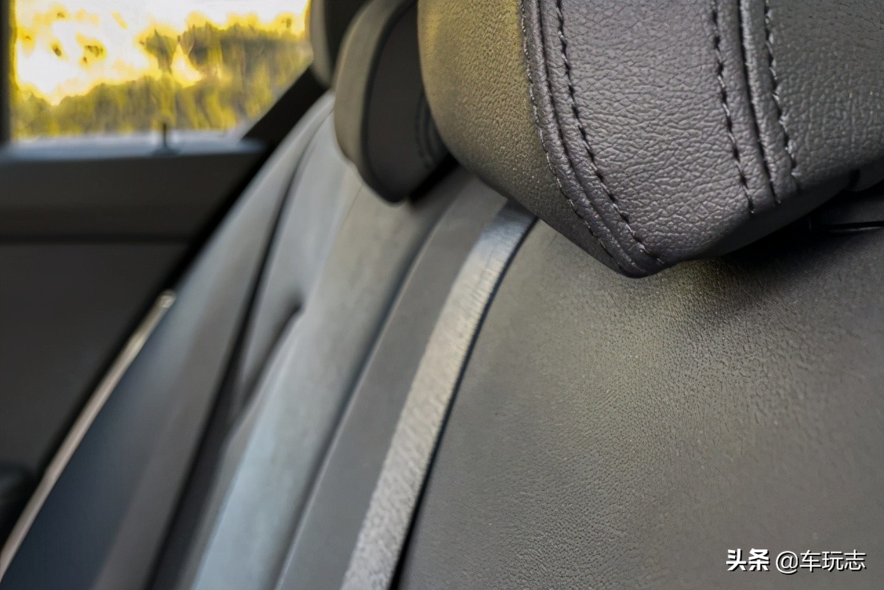 2012宝马318i高配,2017款宝马318i时尚型低配