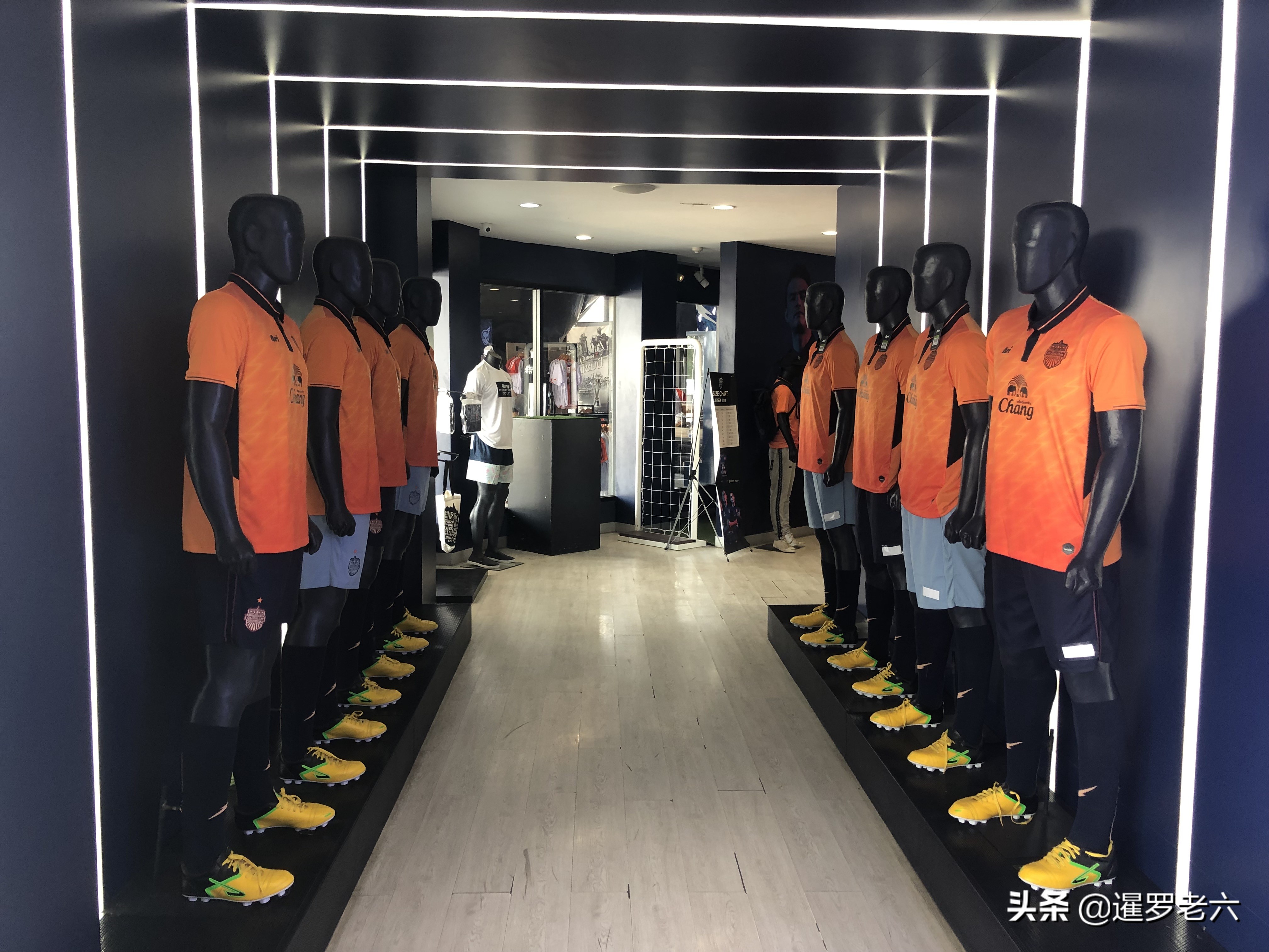 逛逛泰超卫冕冠军武里南联的专卖店！高端大气上档次不比中超差！