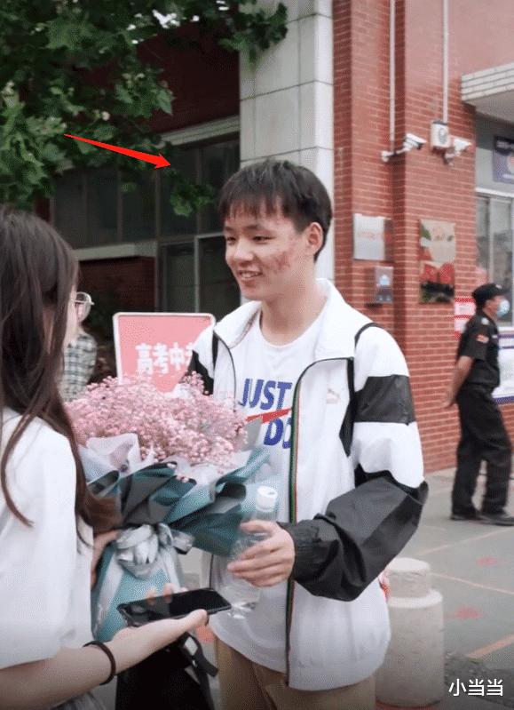 清纯女孩高考送花给男孩,女孩送花给高考男生为啥火了