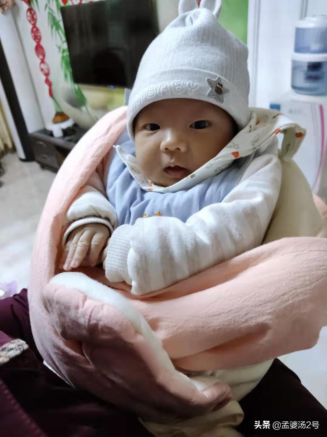 新生儿月子里每日表现,月子里婴儿的奇怪行为