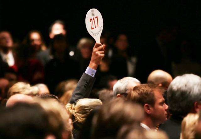 90岁老奶奶“撞大运”，家里一幅挂了50年的破画，拍了1.9亿天价