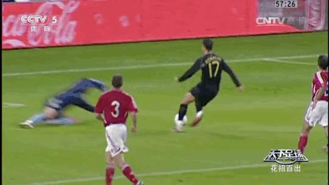 球王假装老人踢足球,内马尔假摔和c罗假摔哪个多